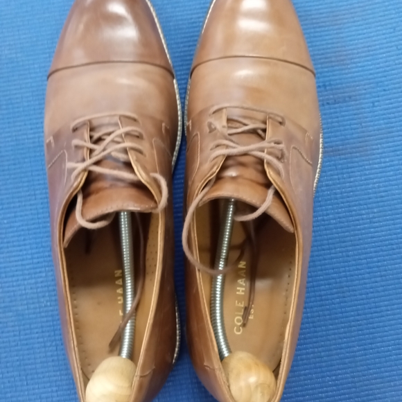 Classic Brown Leather Men's Dress Shoes - Picture 4 of 5